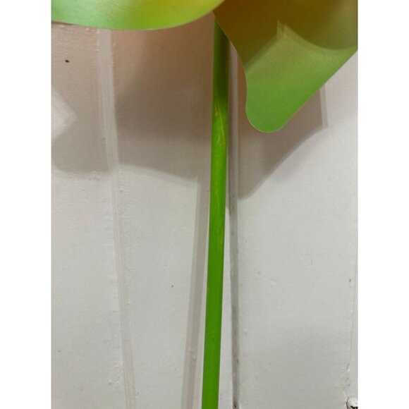 Large yellow and green whirly garden decor - Picture 3 of 12